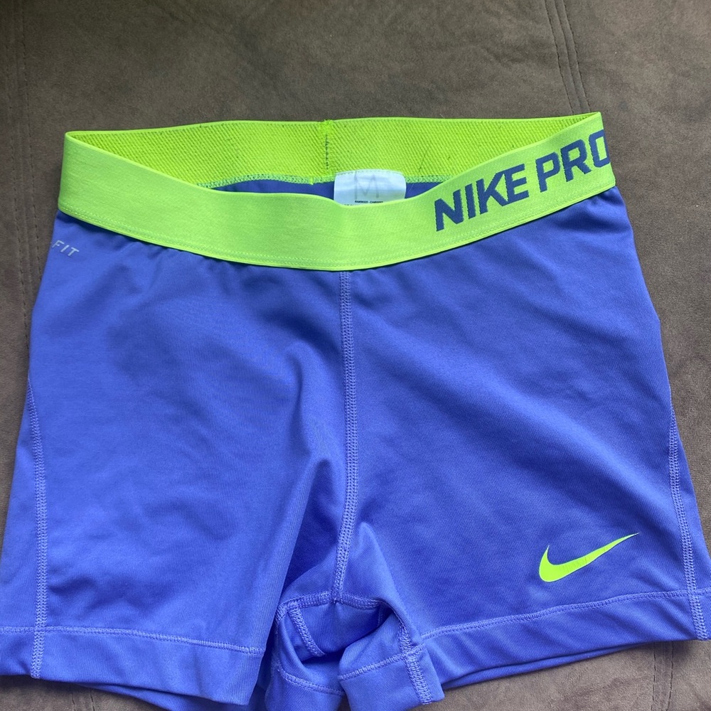 Medium Nike Pro